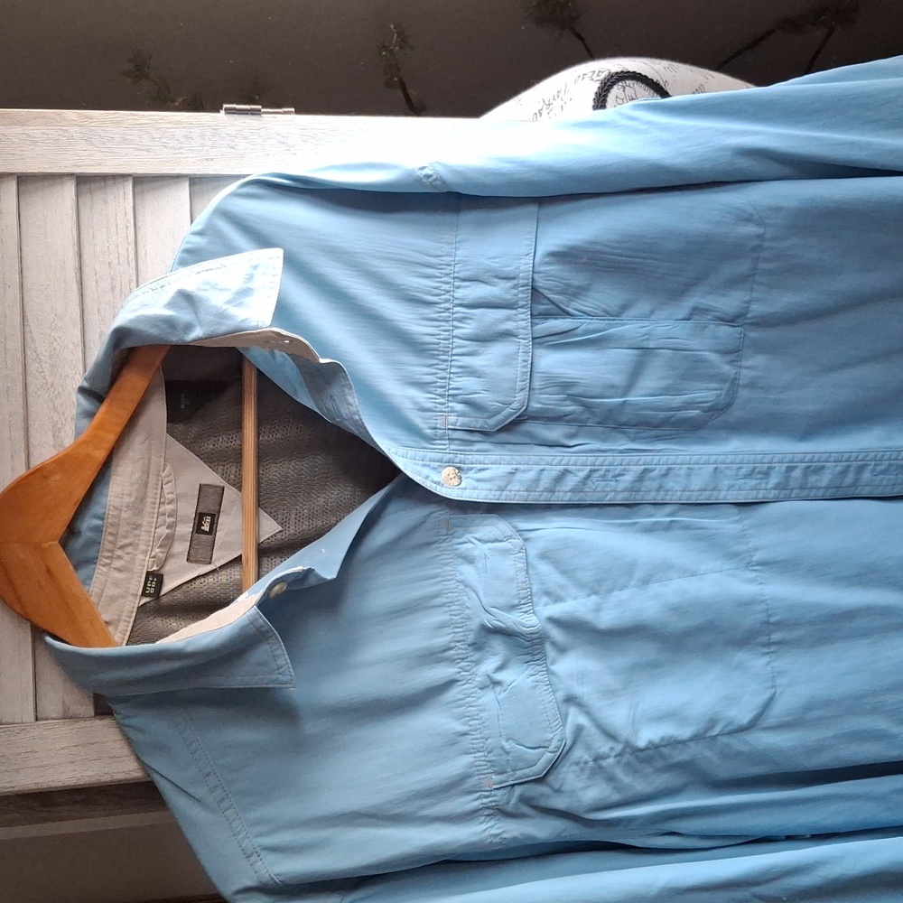 R.E.I men's  hiking shirt in excellent preowned condition.